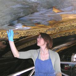 Galerie des Glaces Martine Lemot nettoie les camaïeux